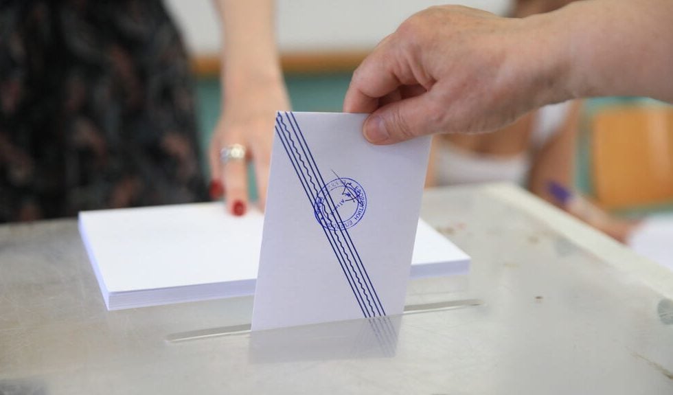 Δημοσκόπηση: Πέφτει το ΠΑΣΟΚ, δημοφιλής στην Κεντροαριστερά η Καρυστιανού